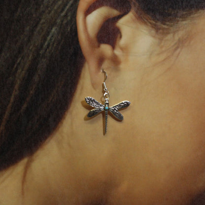 宝莲·尼尔森的蜻蜓耳环