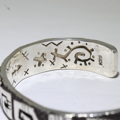 Gelang Petroglyph oleh Kee Yazzie 5-1/2"