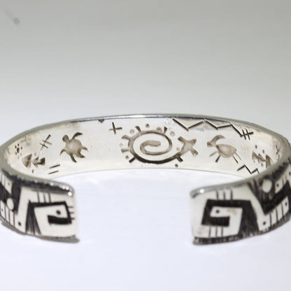 Gelang Petroglyph oleh Kee Yazzie 5-1/2"