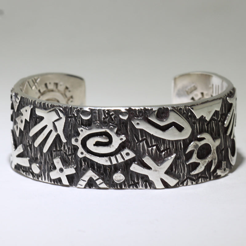 Gelang Petroglyph oleh Kee Yazzie 5-1/2"