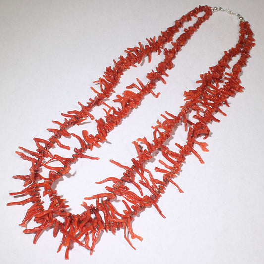 レヴァ・グッドラックによる珊瑚のネックレス