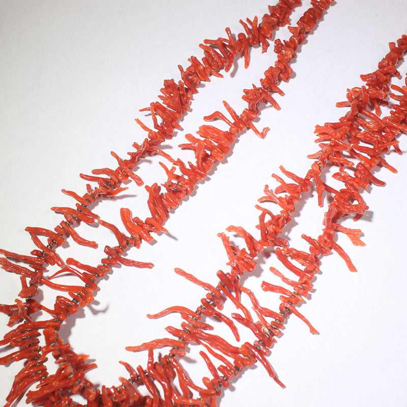 レヴァ・グッドラックによる珊瑚のネックレス