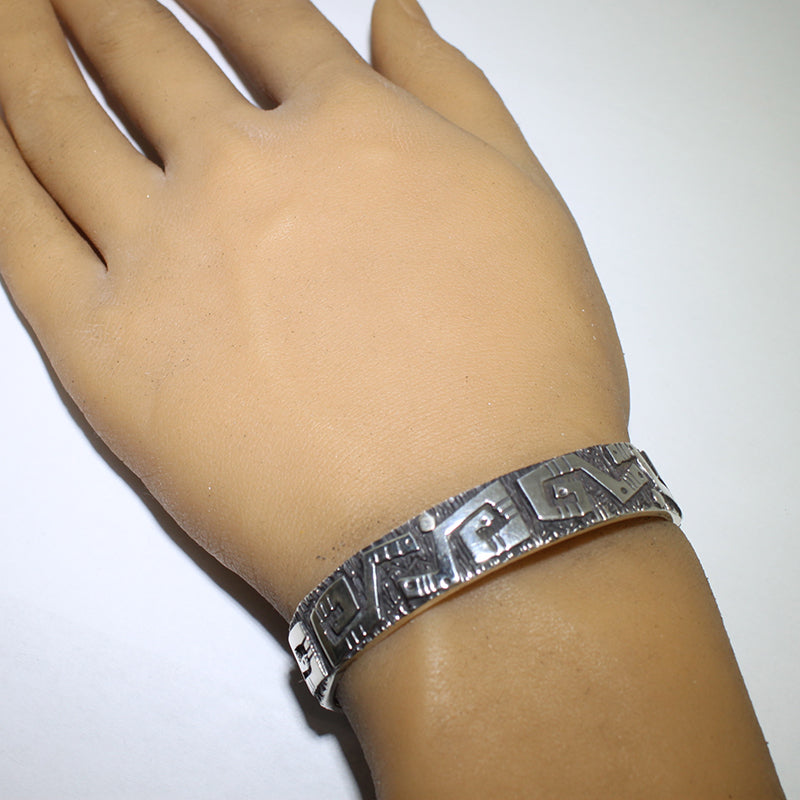 Gelang Petroglyph oleh Kee Yazzie 5-1/2"