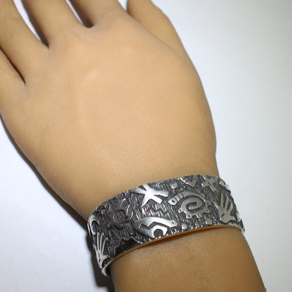 Gelang Petroglyph oleh Kee Yazzie 5-1/2"