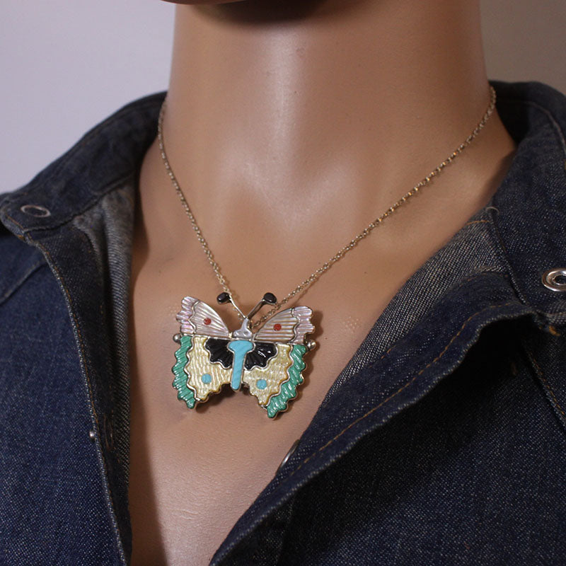 Pendentif incrusté de papillon par Tamara Pinto