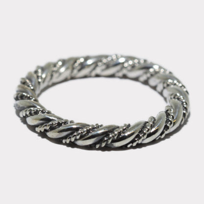 史蒂夫·阿维索设计的扭纹银戒指