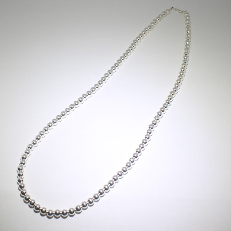 瑞娃·古德勒克的纳瓦霍珍珠项链