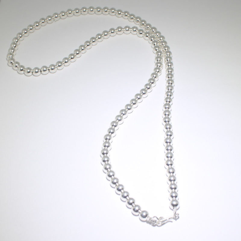 瑞娃·古德勒克的纳瓦霍珍珠项链