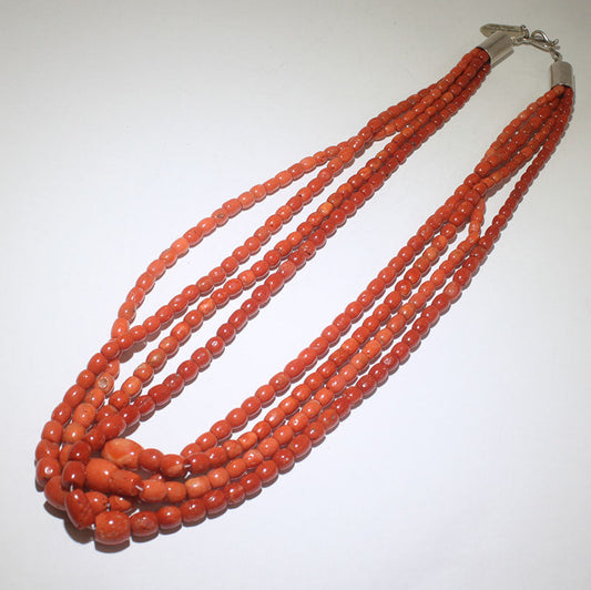 Collier de perles en corail rouge par Orville Jsinnie