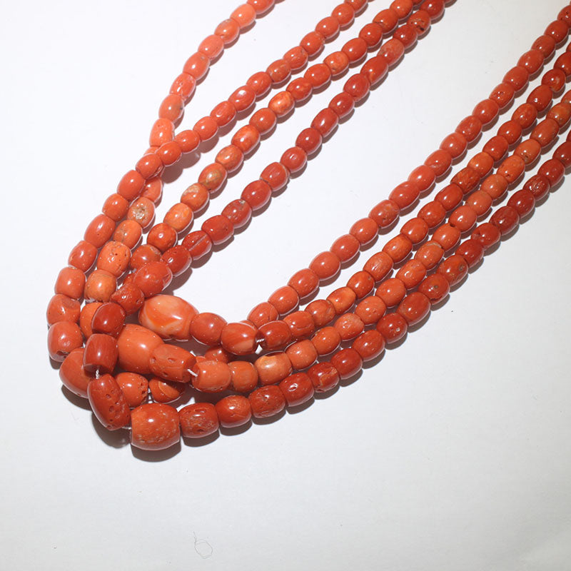 奥维尔·吉尼创作的红珊瑚珠项链
