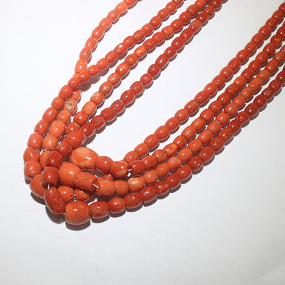 Collier de perles en corail rouge par Orville Jsinnie