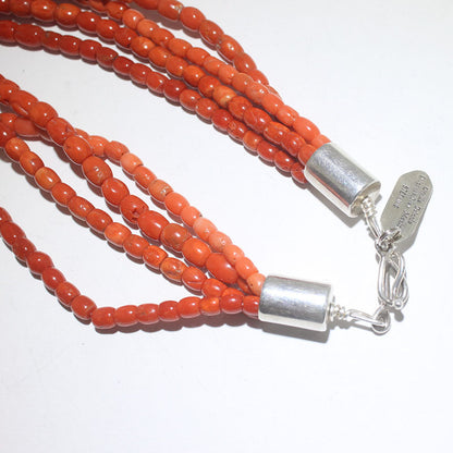 奧維爾·賈辛尼的紅珊瑚珠項鍊
