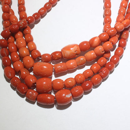 Collier de perles en corail rouge par Orville Jsinnie