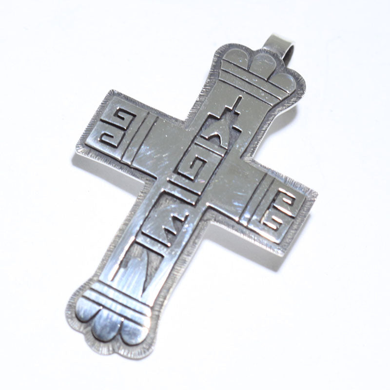貝拉·塔瓦洪瓦的十字架吊墜