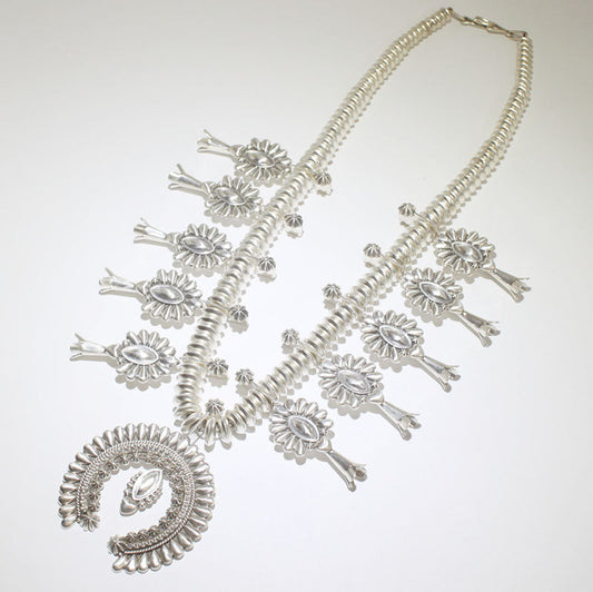 Серебряное ожерелье с цветком тыквы от Томаса Джима
