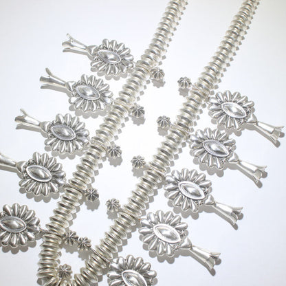 Silberne Squash-Blüten-Halskette von Thomas Jim