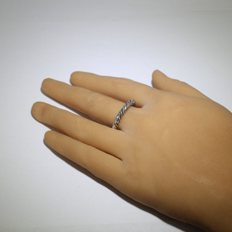 史蒂夫·阿维索设计的扭纹银戒指
