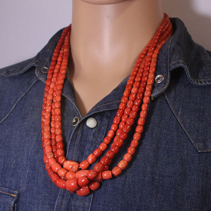 Collier de perles en corail rouge par Orville Jsinnie