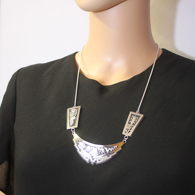 Kalung Overlay oleh Berra Tarahongva