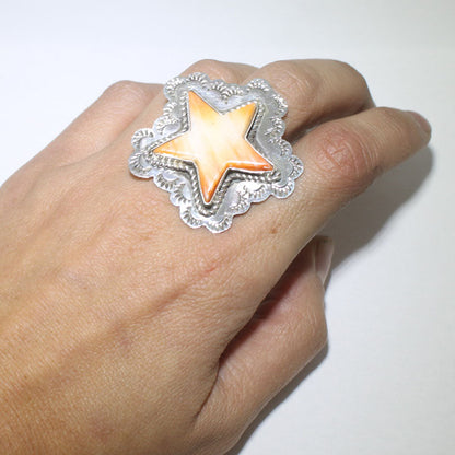 由弗雷德·彼得斯设计的多刺星星戒指