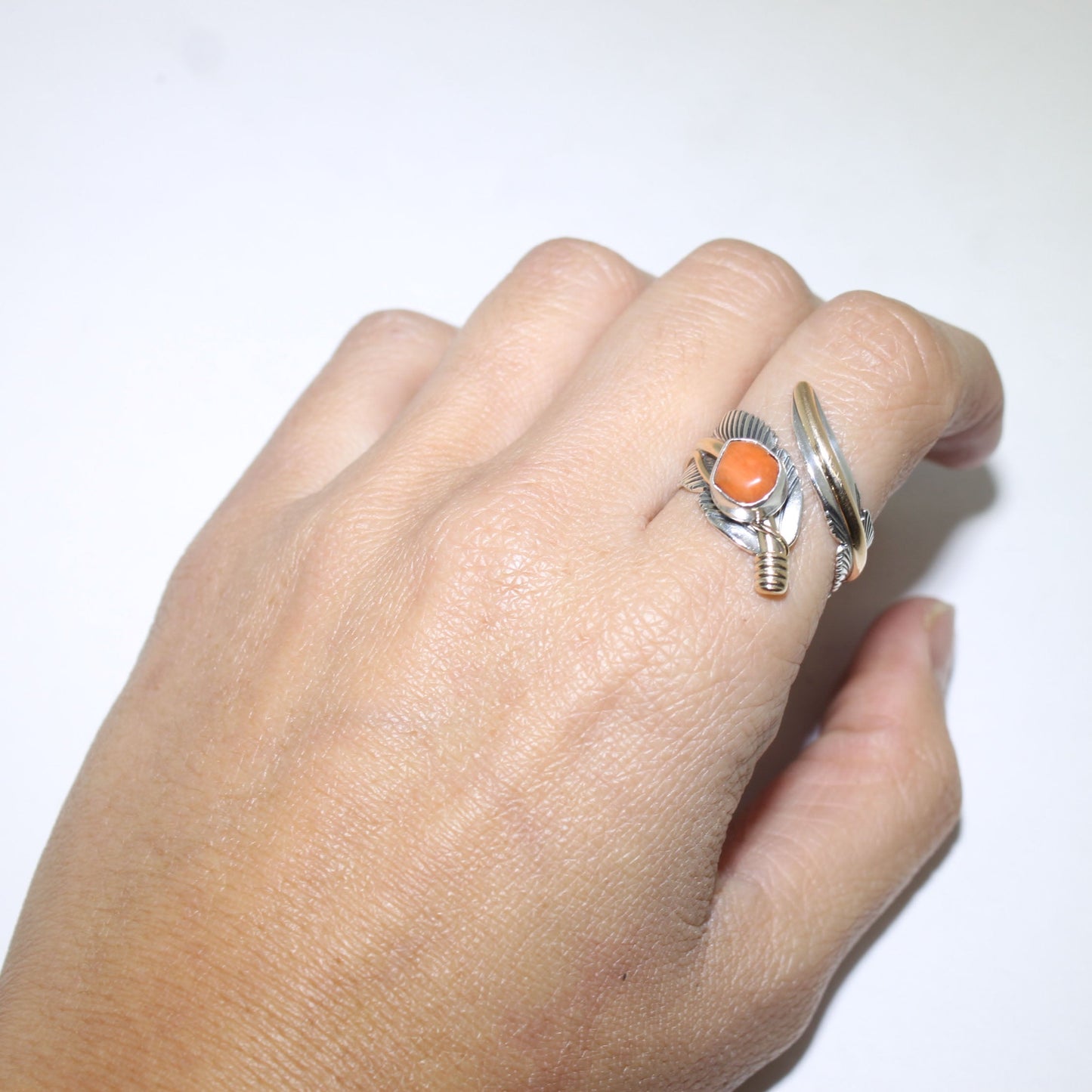 Bague Ajustable en Plume par Harvey Mace