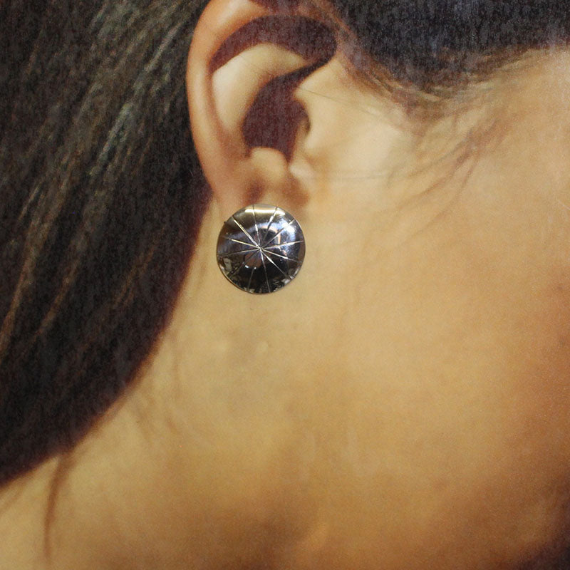 寶琳·尼爾森的銀耳環
