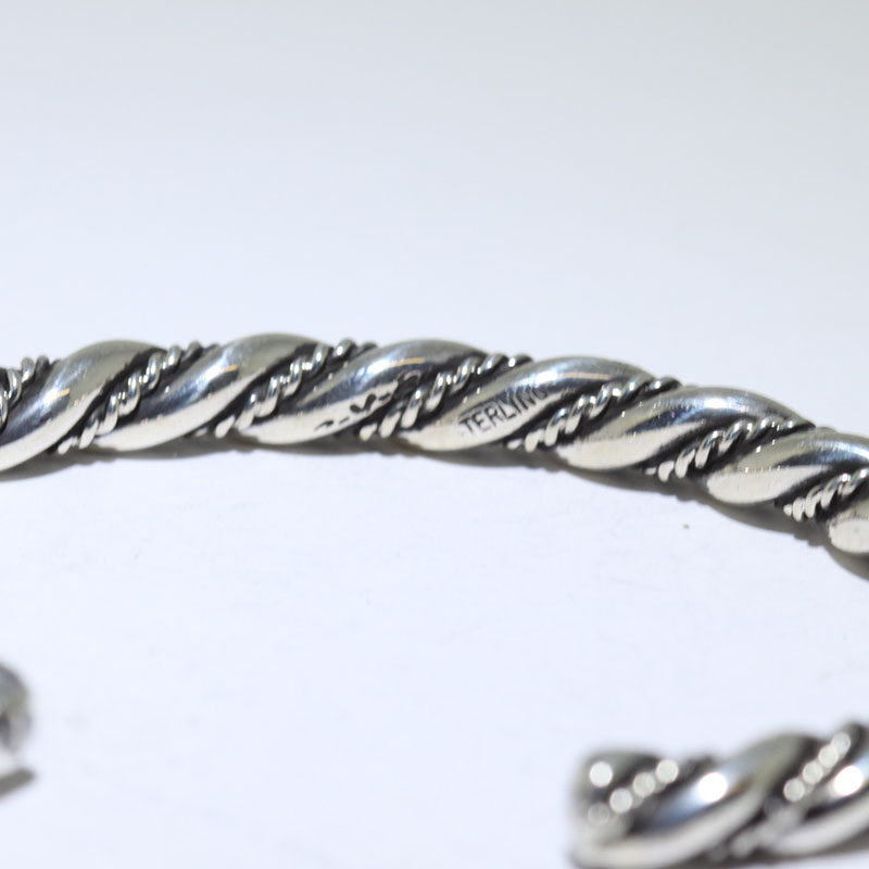 史蒂夫·阿維索設計的扭紋銀手鐲