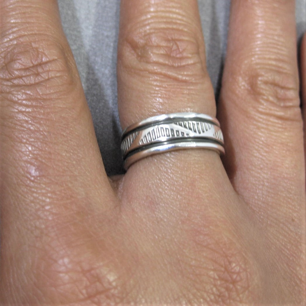 布魯斯·摩根的銀戒指
