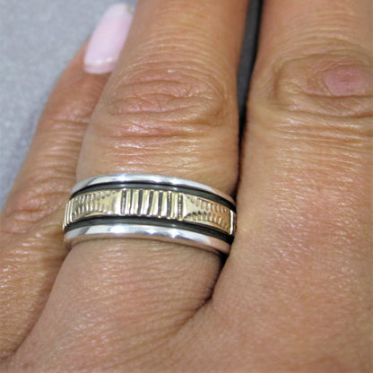 布鲁斯·摩根的14K金和银戒指