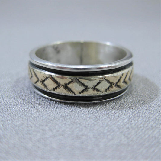 布鲁斯·摩根设计的14k金和银戒指
