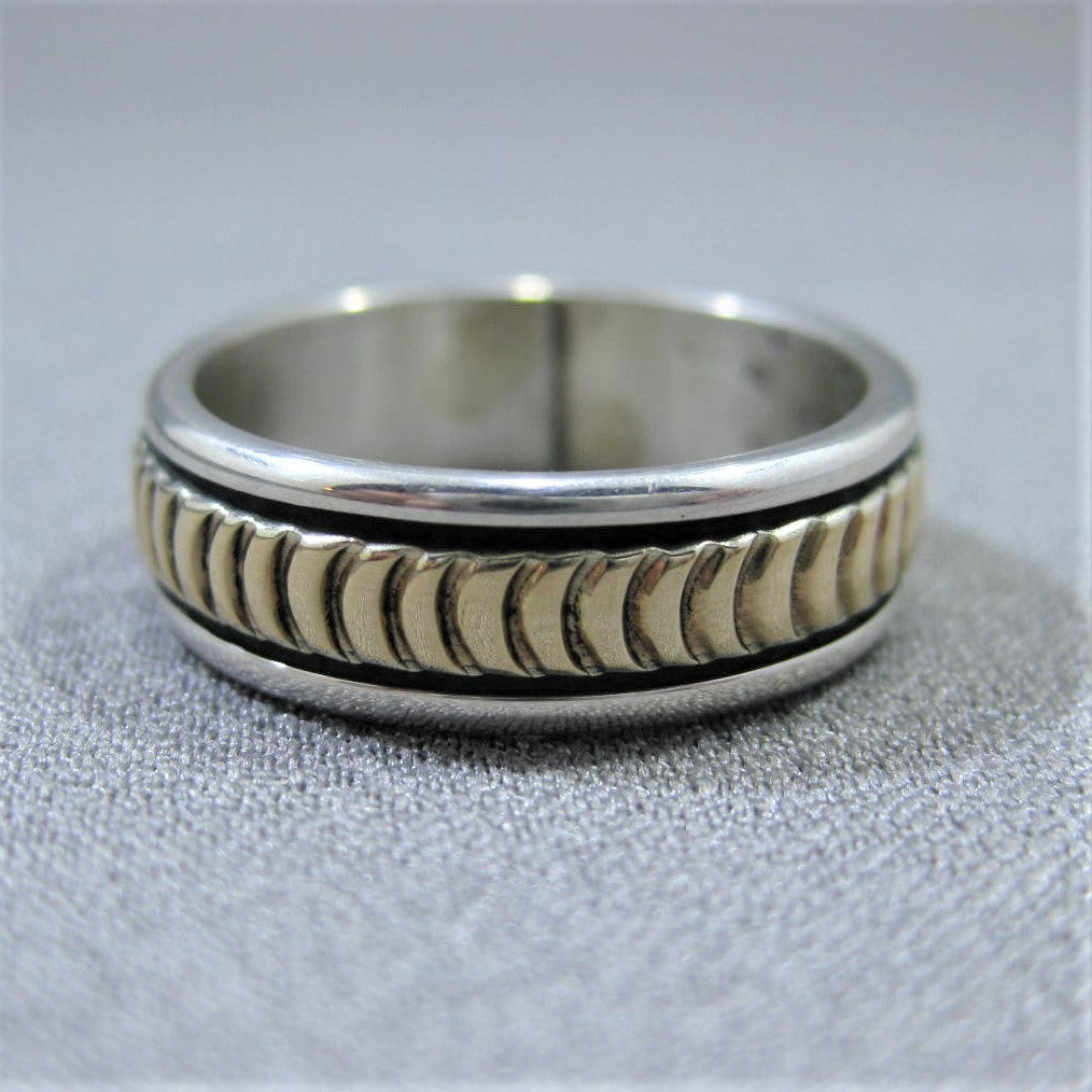 Bruce Morgan設計的14K金和銀戒指