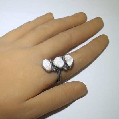 Anillo White Buffalo por Arnold Goodluck - Talla 9.5