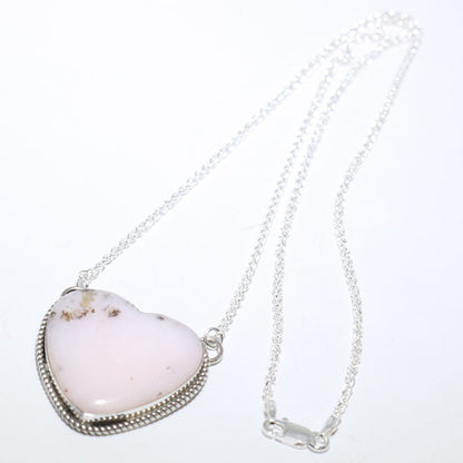 Collier en opale rose par Fred Peters