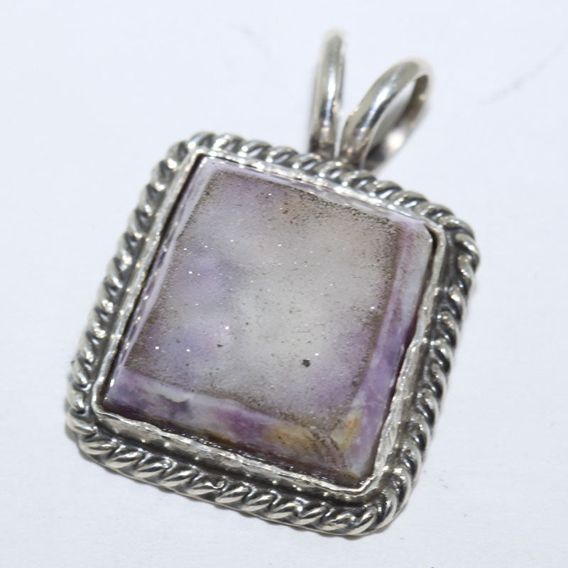 Loket Amethyst oleh Robin Tsosie