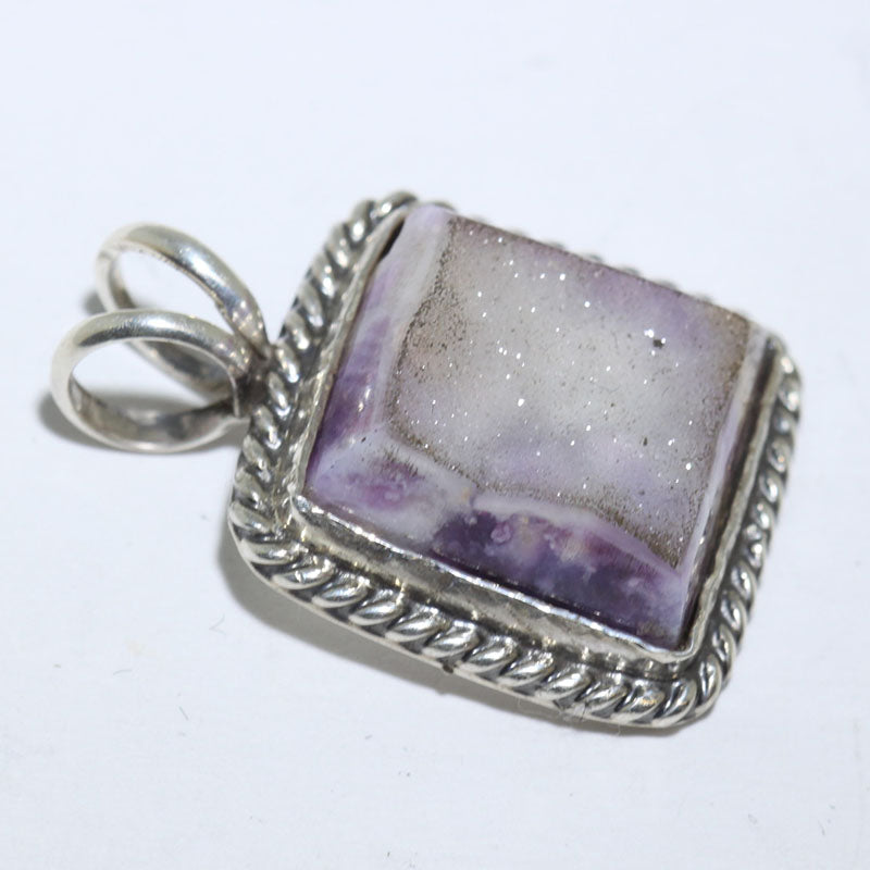 Liontin Amethyst oleh Robin Tsosie