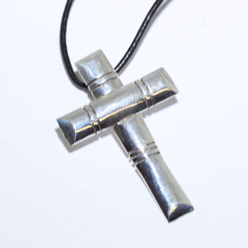 亞倫·佩什拉凱設計的十字架項鍊