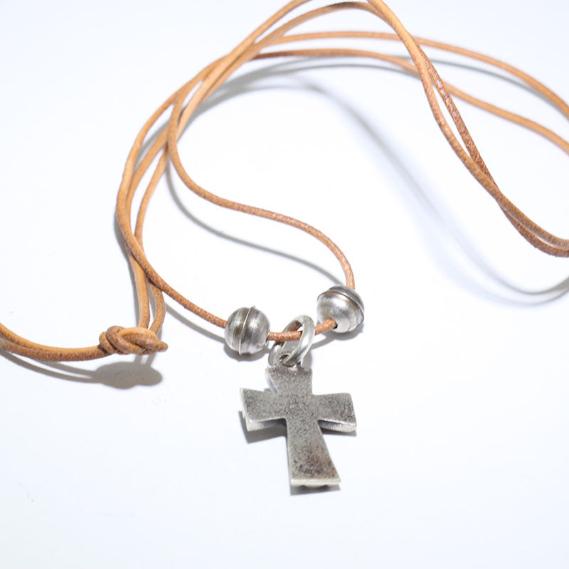 亞倫·安德森的十字架項鍊