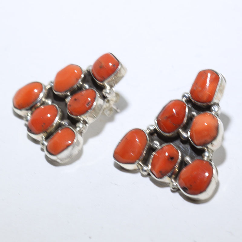 Boucles d'oreilles en corail par Shelia Tso