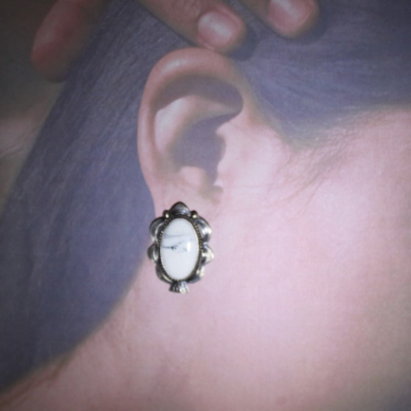 希拉·措（Sheila Tso）设计的白水牛耳环