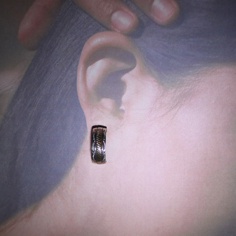 布鲁斯·摩根的圈形耳环