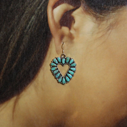 泽塔·贝盖的心形耳环