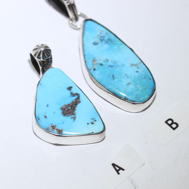 Blue Gem Pendant ni Kinsley Natoni