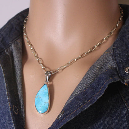 Blue Gem Pendant ni Kinsley Natoni