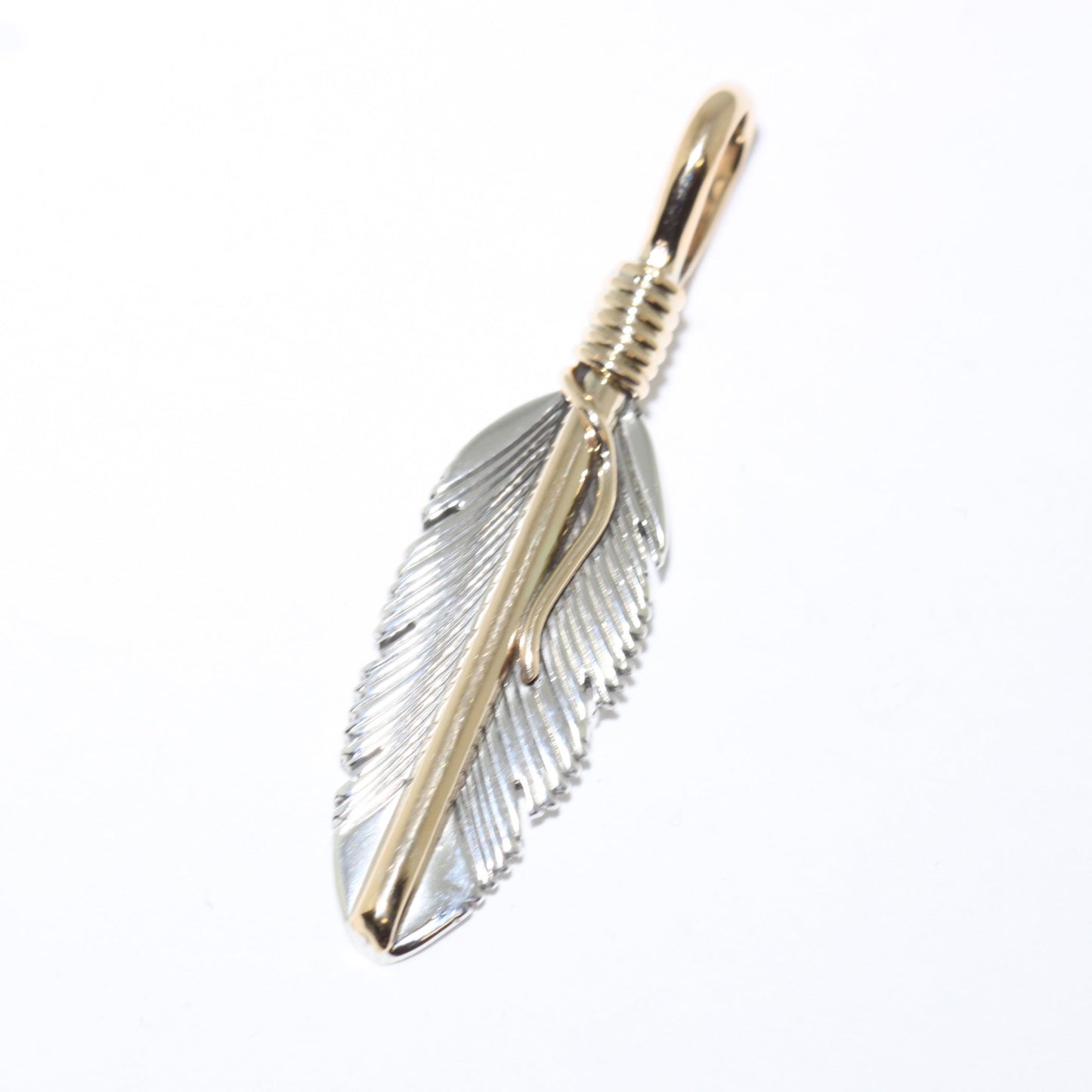 हार्वे मेस का पंख वाला पेंडेंट (चांदी या सोना)