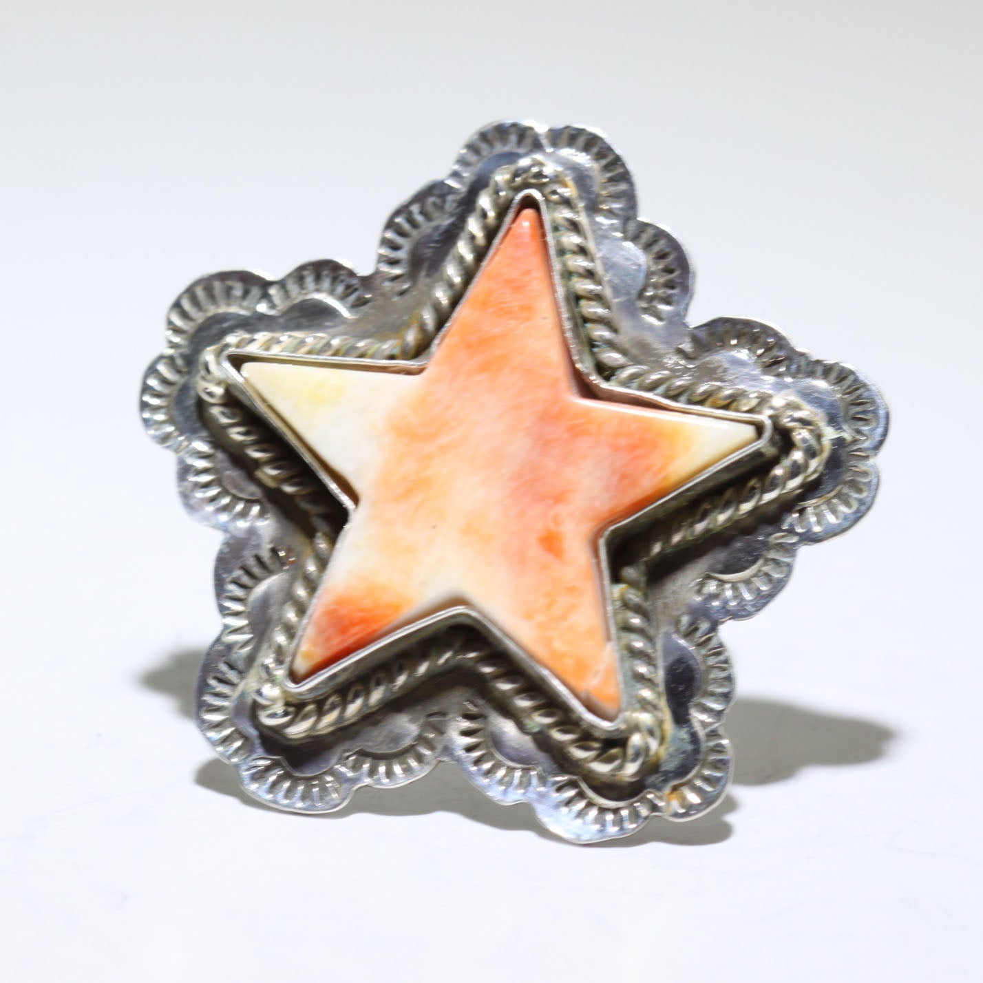 由弗雷德·彼得斯设计的多刺星星戒指
