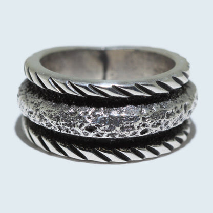 亚伦·安德森的银戒指，尺寸11