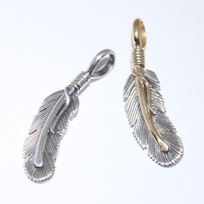 Pendentif plume par Harvey Mace (argent ou or)