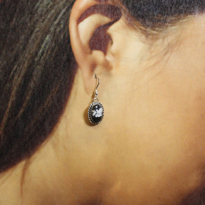 瑞瓦·古德拉克设计的白水牛耳环