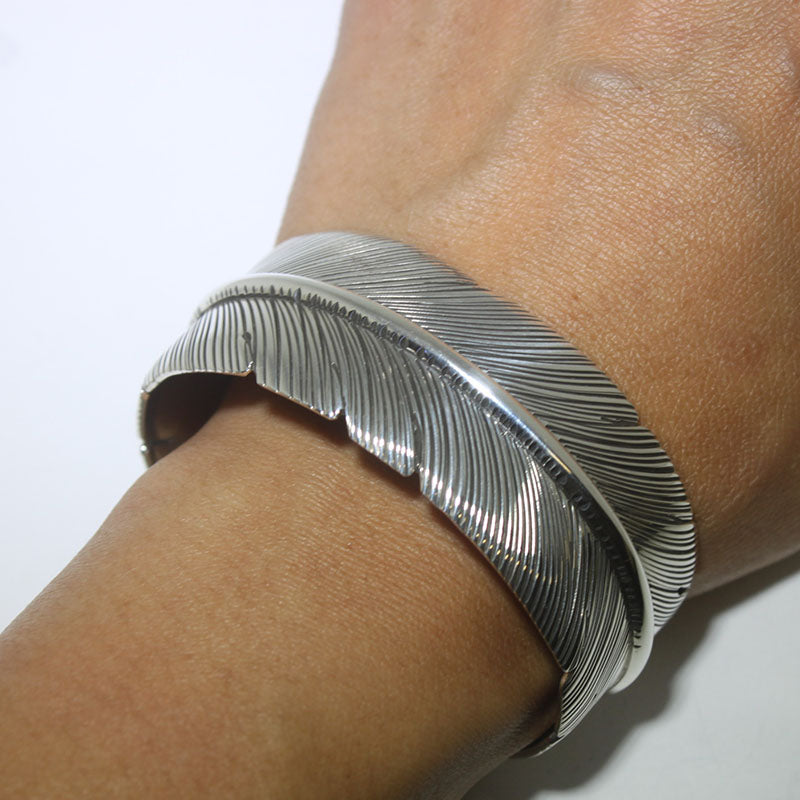 Bracelet plume par Harvey Mace (1,0") (argent ou or)