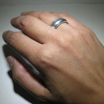 स्टीव अरविसो द्वारा हाथ से तैयार की गई अंगूठी